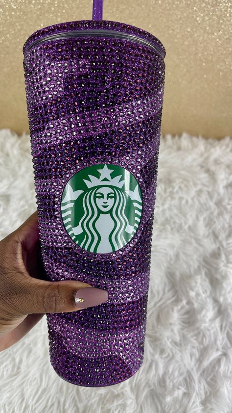 Striped Purple & Lilac Vinyl| Amethyst and Tanzanite Rhinestones Full Glitter Bling Venti Acrylic Starbucks Tumbler 24oz ️Calling all bougie and extra iced coffee lovers like me! This blinged out Official Starbucks tumbler is for you! This tumbler shines so bright, it is a great trendy conversation piece. You will receive a fully blinged tumbler. 👑 Purple and Lilac Vinyl Heat Transfer vinyl with Amethyst and Tanzanite hot fix rhinestones 👑 Striped two color design 👑24 oz Cold Cup Venti Reusab Copo Starbucks, Bedazzled Bottle, Bling Cups, Purple Tumbler, Starbucks Cup Art, Rhinestone Designs Pattern, Trendy Water Bottles, Bling Ideas, Rhinestone Cups