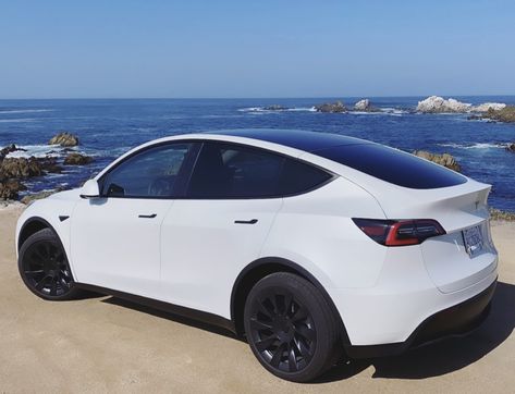 Tesla Model Y 2023, White Tesla Model Y Aesthetic, Tesla Model 4, Tesla Y Model, Tesla Model Y White, Model Y Tesla, White Tesla, Tesla Car Models, Aesthetic Car Accessories