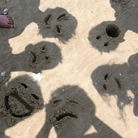 Sand Faces! What fun kids' summer activiites to do at the beach. I can imagine lots of giggles and creativity. Beach Humor, Beach Family Photos, Foto Tips, Beach Activities, Trik Fotografi, Beach Fun, The Sand, Family Pictures, Beach Photos