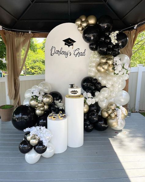 Decorating For Graduation Party, Graduate Balloon Decorations, Grad Party For Boys, Simple Graduation Decor, Graduation Set Up, Cake Set Up Ideas, Graduation Party Ideas Decorations Table, Formal Graduation Party Ideas, Graduation Set Up Ideas