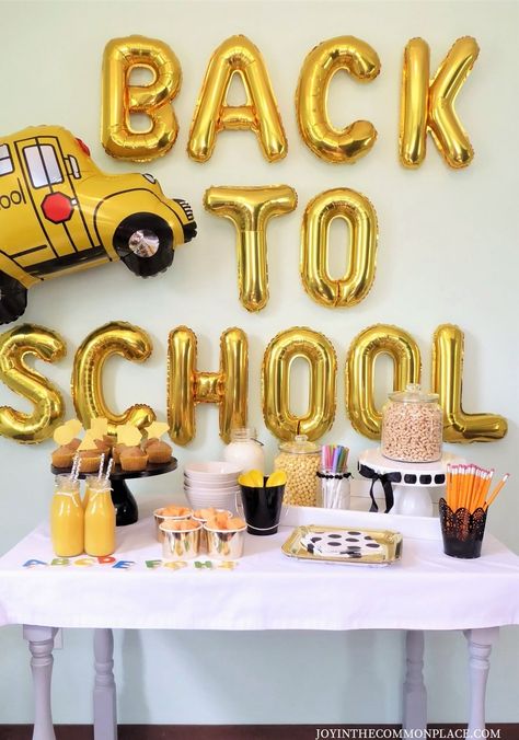 Back To School Event Decorations, School Celebration Decorations, Back To School Decorations Party, Back To School Celebration Ideas, Back To School Party Ideas For Kids, Breakfast Decorations Ideas, Back To School Party Food, Back To School Breakfast Party, Back To School Decoration Ideas