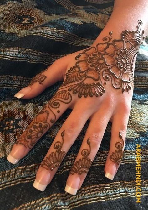 Beginner Henna Designs Step By Step, Elegant Mehendi Designs, Feet Henna Designs, Henna Step By Step, Mehndi Saree, Motif Henna, Brides Mehndi, Mehendi Tattoos, Mehndi Clothes