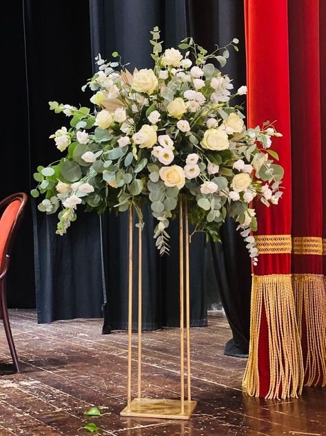 Floral Wedding Centerpieces, Event Flower Arrangements, Alter Flowers, Church Altar Decorations, Church Wedding Flowers, Floral Art Arrangements, Altar Flowers, Large Flower Arrangements, Plants Outdoor