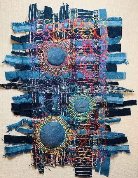 Återvinna Jeans, Ornaments Homemade, Quilt Modernen, Textile Art Embroidery, Fiber Art Quilts, Folded Fabric, Creative Textiles, Denim Art, Sashiko Embroidery