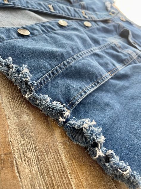 How to Fray your Jean Jacket ⋆ A Two Drink Minimum Diy Distress Jean Jacket, Distressing Jean Jacket Diy, Fray Denim Diy, Diy Fringe Denim Jacket, Best Jean Jackets For Women, How To Fray Denim, How To Distress Denim Jacket, How To Distress Jean Jacket, Denim Jacket Makeover