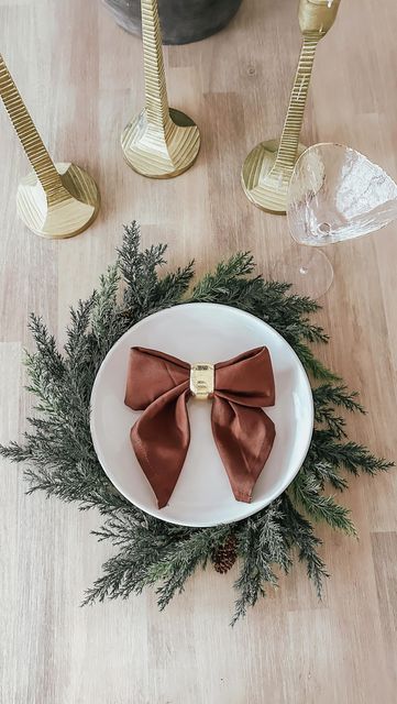 Jen Alvarez • Home Decor on Instagram: "How to make a bow napkin 🤎 comment “BOW” to get the link to shop this post straight to your inbox. This bow adds the cutest touch to a holiday table and is so easy to do ✨ save for later! link in bio to shop on my @shop.ltk / https://liketk.it/4qK2y #ltkhome #ltkholiday #ltkunder25 #amazonhome #amazonfinds #holidaytablescape #christmastable #foldinghacks #napkinfolding #napkinbow #bow #christmasdecor #christmastime #neutralchristmas" Bow Napkin, Christmas Napkin Folding, Biscuit Decoration, Pretty Table Settings, Its Christmas Eve, Thanksgiving Napkins, Xmas Dinner, Make A Bow, Party Table Settings