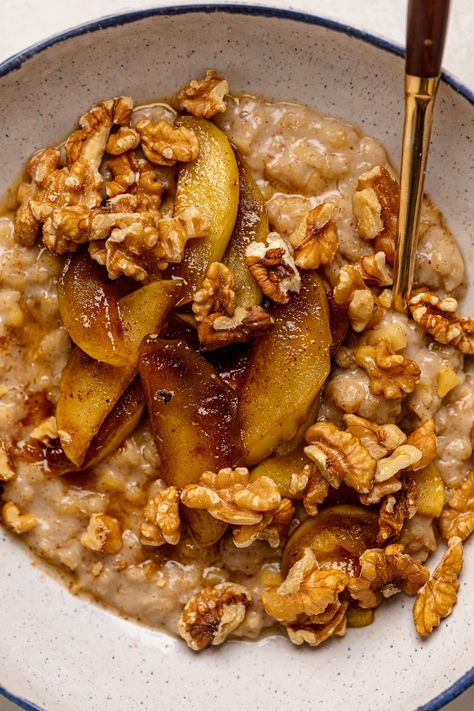 Apple Cinnamon Oatmeal Porridge Apple And Cinnamon Porridge, Apples And Cinnamon Oatmeal, Healthy Autumn Breakfast Recipes, Stewed Apple Oatmeal, Eat Beautiful Recipes, Healthy Oatmeal Bowl Recipes, Apple Porridge Recipes, Autumn Harvest Recipes, Porridge Toppings Healthy