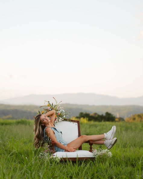 Katie absolutely SLAYED her session last night. i quite literally cannot pick a favorite. I cannot waittttt to post more from this session🌷🌞🌼🤍 ✿ ✿ ✿ ✿ 🏷️: #northgeorgiaphotographer #lifestylephotography #northgeorgiaphotographer #photographer #seniorsunday #seniorsession #seniorphotographer #seniorphotoshoot #lifestylephotography #lifestyleshoot #explorepage #explorepage† #ellijaygaphotographer #collegephotographer #photographerlife #reelsinstagram #instagramreels #reels #lifestylephotog... Senior Mini Sessions, Photographers Life, Senior Photoshoot, North Georgia, Mini Sessions, Senior Session, Senior Photographers, Lifestyle Photography, Last Night