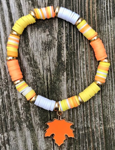 Fall Color Clay Bracelets, Preppy Fall Bracelets, Fall Themed Clay Bead Bracelets, Fall Diy Bracelets, Fall Clay Bracelets Ideas, Clay Bead Bracelet Ideas Orange, Clay Bead Bracelets Fall, Thanksgiving Clay Bead Bracelets, Autumn Bracelet Ideas