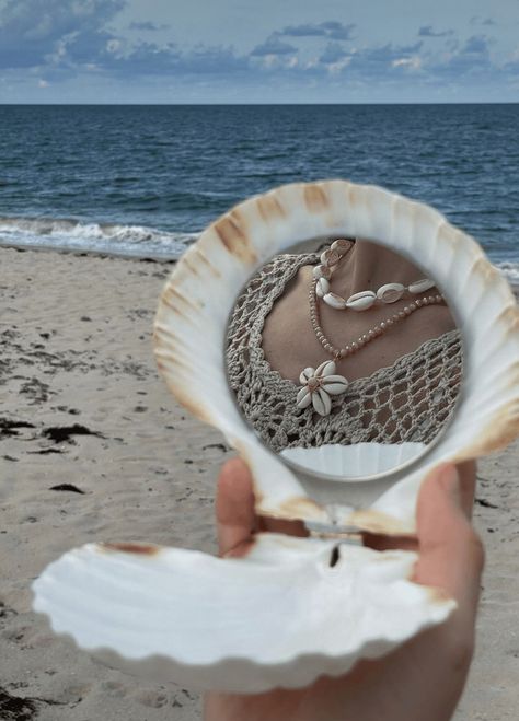 Diy Shell Crown, Sea Stuff, Art Coquillage, Desain Quilling, Ocean Girl, Diy Crown, Mermaid Aesthetic, Y2k Emo, Sea Witch