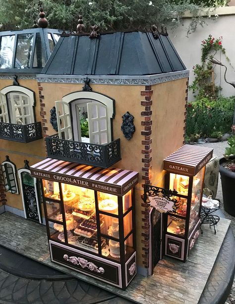 Paris Shops, Craft Chocolate, Dolls House Shop, Dollhouse Design, Miniature Foods, Dollhouse Miniature Tutorials, Victorian Dollhouse, Streets Of Paris, Miniature Projects