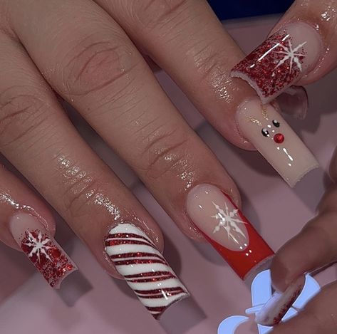 Christmas Nails Mid Length, Red Nail Designs Christmas Holidays, Christmas Nails Acrylic Short Square Red, Christmas Nails 2023 Red And Green, Red And Green Christmas Nails Acrylic, Christmas Medium Nails, Square Nails Christmas Art Designs, Medium Square Acrylic Nails Winter, Medium Square Acrylic Nails Christmas