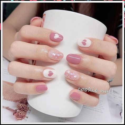 Looking for some festive nail art ideas to spruce up your Christmas look? Check out our top rated options! Nail Design Glitter, Asian Nails, Beauty Nails Design, Minimal Nails, Round Nails, Short Acrylic Nails Designs, Short Nail Designs, Summer Nail, Chic Nails