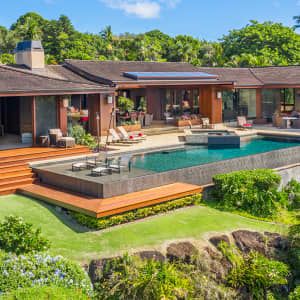 Tropical House With Pool, Villa Beach Houses, Hawaii Villa, Tropical Villa, Hawaii Design, Bali House, Hanalei Bay, Patio Pergola, Beachfront Home