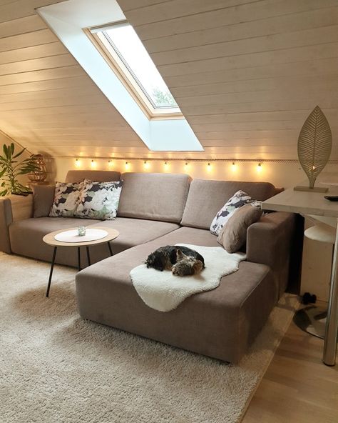 Loft Inspiration Cozy, Living Room Designs Slanted Ceiling, Scandinavian Lights Living Room, Slanted Ceiling Design Living Room, Sloped Roof Interior, Slope Roof Interior Design, Roof Slope Ideas, Sloping Wall Ideas Living Room, Roof Room Ideas Bedrooms