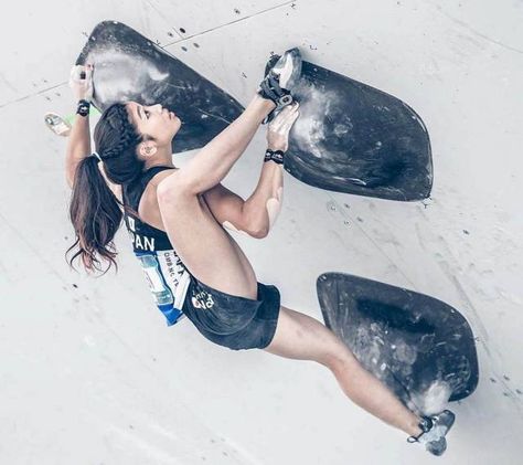 42 Amusing Pics and Images That Will Entertain You - Funny Gallery Rock Climbing Photography, Rock Climbing Women, Climbing Art, Climbing Girl, Shoulder Injuries, People Poses, Rock Climbers, Tokyo 2020, Boy Models