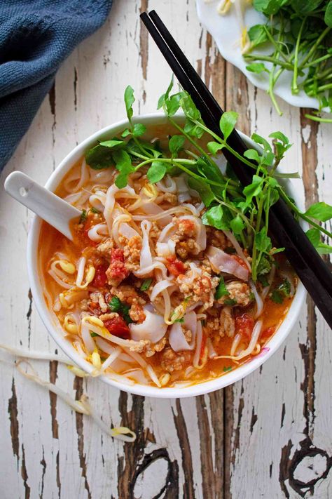 Laos Khao Soi - Tomato Meat Sauce Noodle Soup - Scruff & Steph Tomato Meat Sauce, Noodle Soups, Khao Soi, Laos Food, Fried Noodles, Easy Asian, Asian Soup, Noodle Soup Recipes, Asian Foods