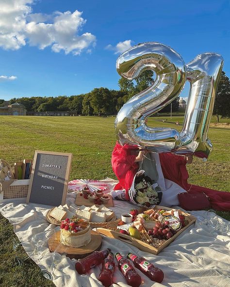 Intimate settings Picnic Set Up Birthday, Intimate 21st Birthday Ideas, Cute Birthday Picnic Ideas, Birthday Picnic Decor, 21st Birthday Picnic Ideas, Intimate Birthday Ideas For Him, Picnic Ideas For Birthday, Birthday Picnic Ideas For Him, Birthday Picnic Ideas Decorations