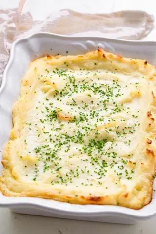 بطاطس مهروسة, Make Ahead Mashed Potatoes, Perfect Mashed Potatoes, Mashed Potato Casserole, Best Mashed Potatoes, Mashed Potatoes Recipe, Thanksgiving Dinner Recipes, Making Mashed Potatoes, Potato Sides