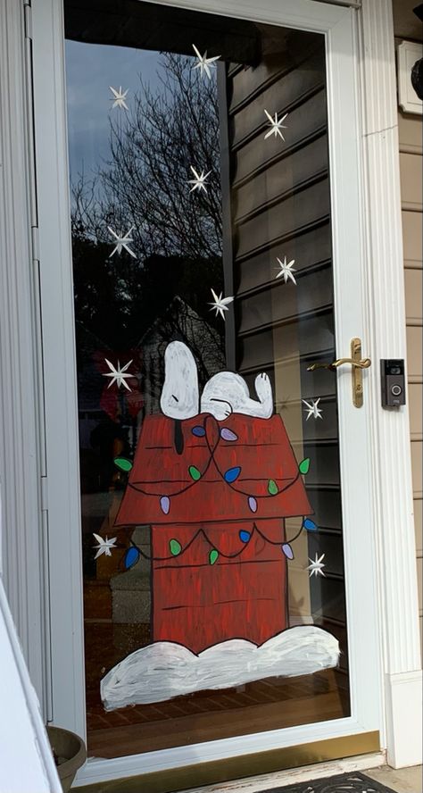 Charlie Brown Window Painting, Cute Christmas Window Paintings, Window Christmas Drawing Ideas, Snoopy Window Painting, Christmas Themed Window Painting, Christmas Door Drawing, Winter Christmas Window Painting, Christmas Window Display Paint, Window Christmas Art Ideas