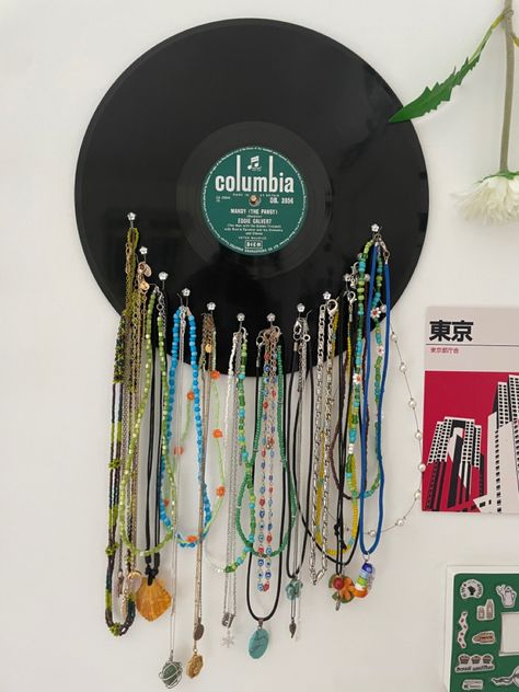 Records Hanging On Wall, Wall Music Decor, Record Necklace Holder, Diy Jewelry Hanger Wall, Diy Record Wall Display, Diy Record Projects, Necklace Hanger Ideas, Stuff To Hang On Walls, Diy Music Poster