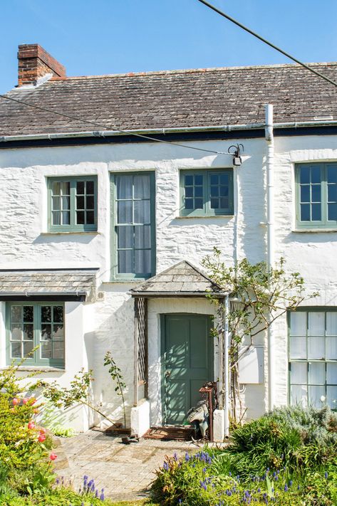 Seaside Cottages, Seaside Homes Exterior, English Seaside Cottage, Cornwall Home, Cornish Cottage Interior, Cornish House, Cornwall Cottage, British Seaside House, Cornish Beach House