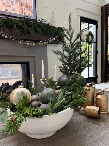 Christmas Coffee Table Decor, Christmas Bowl, Modern Christmas Decor, Christmas Decor Inspiration, Holiday Centerpieces, Christmas Decorations For The Home, Minimalist Christmas, Christmas Coffee, Holiday Home Decor