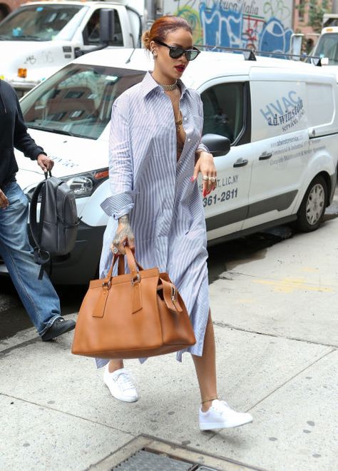 Rihanna / postpartum style / easy access nursing... JOKE... but hey if you've got the tittays..! Rihanna Street Style, Rihanna Outfits, Shirt Dress Summer, Oversized Shirt Dress, Classic Shirt Dress, Rihanna Style, Minimal Chic, Star Dress, Looks Chic