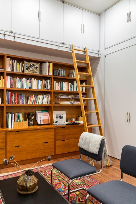 Tall Ceilings Bedroom, High Ceiling Office, High Ceiling Bedroom, Oasis Decor, Bedroom Office Combo, Old Home Renovation, Roof Storage, Ceiling Shelves, Tiny House Storage