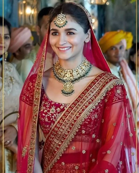 Lehenga Jewellery Ideas, Alia Bhatt Wedding, Pink Bridal Lehenga, Red Bridal Dress, Bridal Lehenga Designs, Latest Bridal Lehenga, Bridal Dupatta, Wedding Lehenga Designs, Indian Bride Outfits