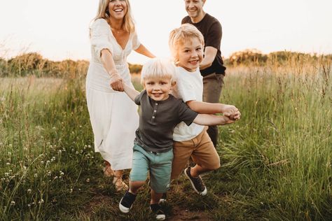 family photographer hampshire, Carley Aplin Family Pictures Field, Family Photoshoot Sunset, Flower Farm Photoshoot Family, Homestead Family Photos, Casual Fall Family Picture Outfits, Family Photo Outside, Sunset Family Photoshoot, Family Of 4 Photoshoot, Family Photography Poses