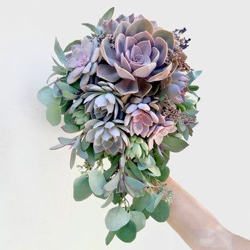 Bouquet Succulent, Succulent Bouquet Wedding, Succulent Wedding Favors, Cascading Wedding Bouquets, Purple Succulents, Succulent Bouquet, Sage Wedding, Succulent Gifts, Cascade Bouquet