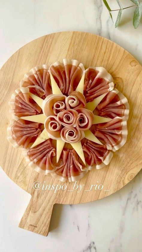 Charcuterie Board Meats, Decorações Com Comidas, Amazing Food Decoration, Catering Ideas Food, Charcuterie Inspiration, Party Food Platters, Charcuterie And Cheese Board, Charcuterie Recipes, Easy Food Art