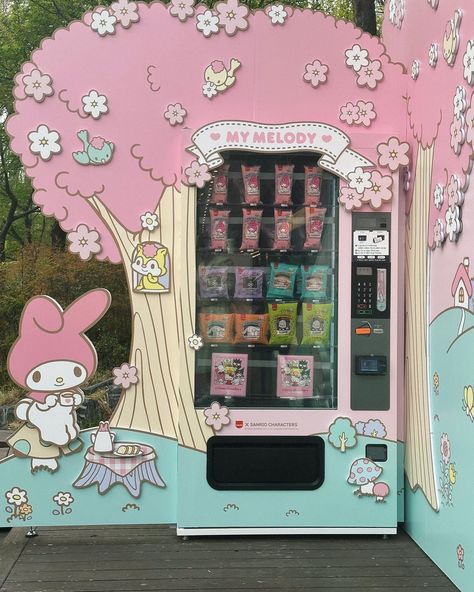 Sanrio Cafe Japan, Hello Kitty Display, Cute Vending Machine, Japan Vending Machine, Hello Kitty Land, Kawaii Cafe, Sanrio Birthday, Sanrio Shop, Cafe Japan