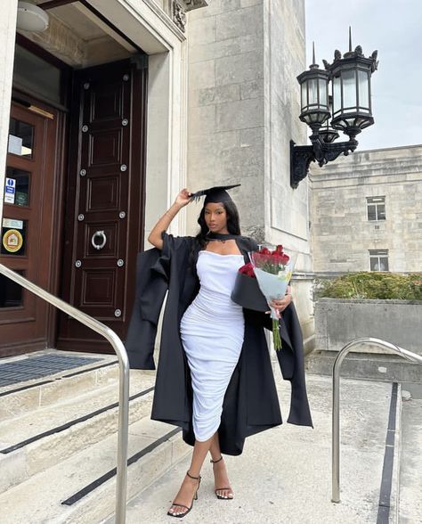 Graduation Looks, Academic Chic, Luxury Graduation, Graduation Pictures Outfits, Graduation Ceremony Outfit, Graduation Outfits For Women, Graduation Aesthetic, Graduation Outfit College, Graduation Attire