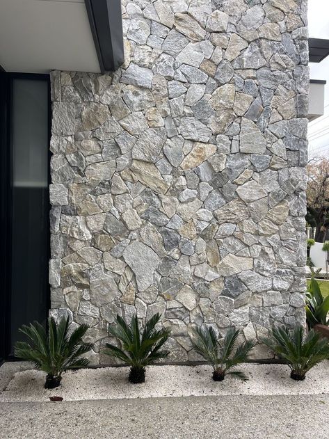 Stone Cladding Interior Walls, Natural Stone Cladding Exterior, Wall Cladding Exterior Ideas, Natural Stone Facade, Exterior Stone Wall Cladding, Outdoor Wall Cladding, Exterior Stone Cladding, Stone Cladding Exterior, Stone Walls Garden