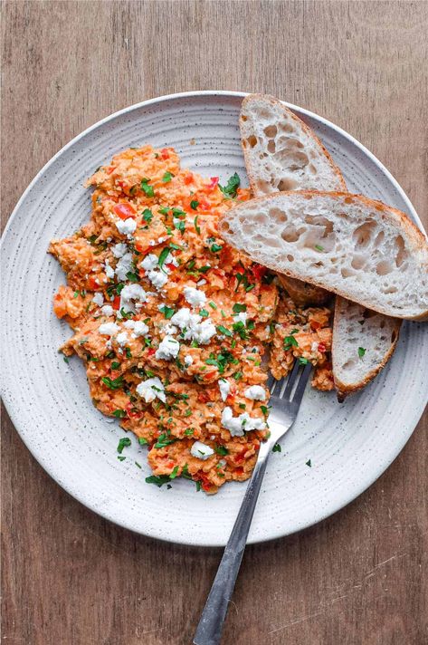 Light, bright Mediterranean flavours are in full-effect with this wonderful Greek strapatsada. A delectable combination of eggs and tomatoes, it's a fragrant, simple and hugely satisfying wake-up call from the Greek Gods. Greek Egg Recipes, Tzatziki Breakfast, Greek Scrambled Eggs, Greek Eggs Breakfast, Strapatsada Recipe, Classic Breakfast Ideas, Greece Food Traditional, Healthy Breakfast Recipes Savory, Greek Breakfast Traditional