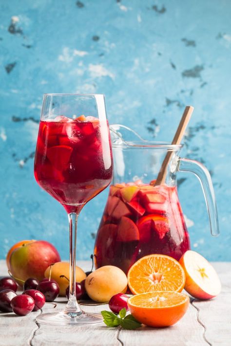 Learn how to make authentic Spanish sangria with this easy sangria recipe. This best sangria recipe only takes a few minutes to prep. Best Sangria, Best Sangria Recipe, Easy Sangria Recipes, Best Red Wine, Sangria Recipe, Red Sangria, Spanish Wine, Sangria Recipes, God Mat