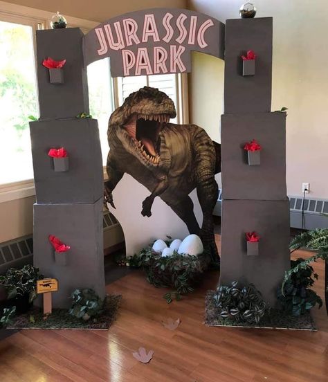 Diy Jurassic Park Entrance, Jurrasic Park Decor, Jurassic Park Gate Entrance Diy, Jurassic Park Party Food, Jurassic Park Birthday Party Decorations, Jurassic World Decorations, Jurassic Park Party Decorations, Jurassic Park Diy, Jurassic World Party Ideas