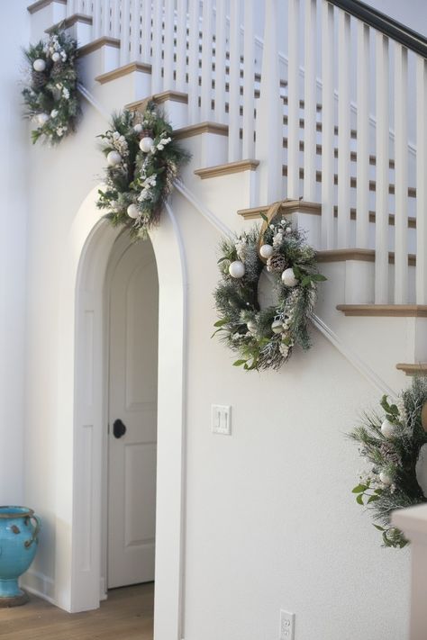 Christmas Bannister Ideas, Natal Natural, Christmas Banister, Christmas Stairs Decorations, Diy Farmhouse Decoration, Christmas Staircase Decor, Christmas Stairs, Chirstmas Decor, Christmas Staircase