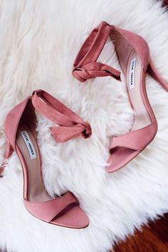 Wear pink shoes to look as gorgeous as carrie bradshaw! See our curious pieces of advice to learn how to match these fashionable shoes correctly. Carrie Bradshaw, Shoe Closet, Pink Shoes, Crazy Shoes, Pretty Shoes, Shoe Obsession, Shoe Lover, High Heel Pumps, Beautiful Shoes