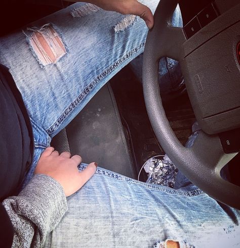 Car With Boyfriend, Boyfriend Thigh Grab, Alpha Male Romance Books, Country Boyfriend, Alpha Male Romance, Car Couple, Boyfriend Girlfriend Pictures, Easy Photography Ideas, Couples Pictures