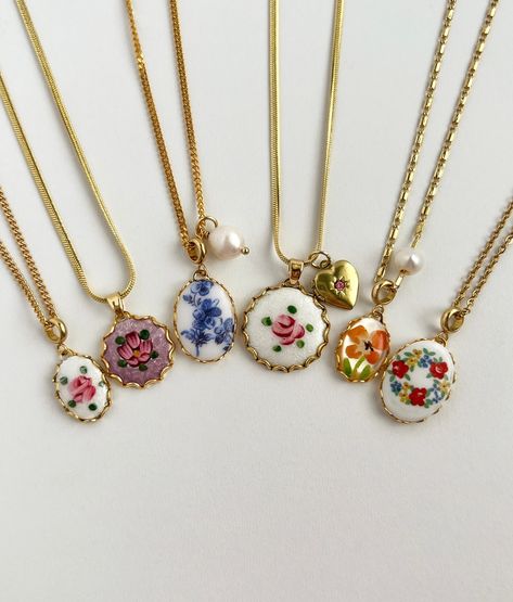 girly additions for your necklace stack🌼💐 you’ve probably seen some of these vintage floral pendants mixed throughout my statement pieces & im excited to share that they’re now available as stackable styles!!! #vintagestyle #floraljewelry #layeringnecklaces #jewelryinspo #shabbychic #summerjewelry #cottagecore #summerfashion