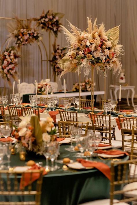 Hunter green table cloth with terracotta napkins and flowers Wedding Green And Terracotta, Burnt Orange And Sage Green Wedding Decor, Emerald Terracotta Wedding, Orange And Green Wedding Decorations, Green And Orange Wedding Decor, Burnt Orange And Hunter Green Wedding, Emerald Green And Rust Wedding Decor, Burnt Orange Emerald Green Wedding, Emerald And Terracotta Wedding