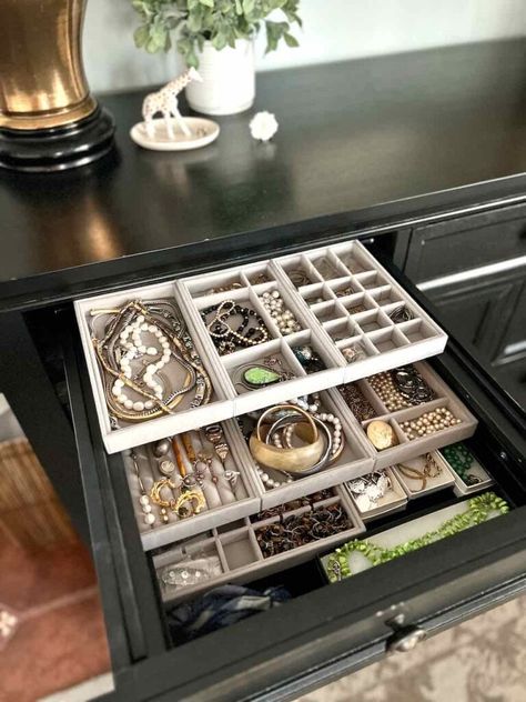 Diy Jewelry Drawer, Dresser Top Organization Ideas, Jewelry Drawer Organizer, Diy Jewelry Tray, Diy Drawer Organizer, Organization Hacks Diy, Jewelry Organizer Drawer, Jewelry Dresser, Jewelry Storage Diy