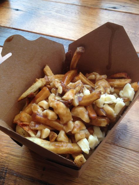 Traditional Poutine for those really unhealthy days Canadian Foods, Being Too Nice, Canadian Poutine, Gourmet Hot Dogs, Canada Food, Too Nice, Canadian Food, Delicacy Food, People Food