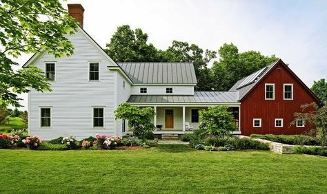 White farm house, red barn detached garage, breezeway, Connected farm, 🚜 Colonial Americana Farm Farmhouse Exterior Design, Best Barns, House Aesthetic, Aesthetic Pins, Casas Coloniales, Traditional Exterior, Modern Farmhouse Exterior, Farmhouse House, White Farmhouse