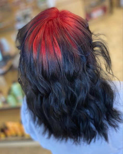 Roots are red and the rest is black Red Roots To Black Hair, Red Root Black Hair, Red Dyed Roots On Black Hair, Ideas To Dye Your Hair Red, Red Snd Black Hair Ideas, Black Roots Red Ends Short Hair, Red Roots Black Hair Short, Colored Shadow Root Black Hair, Red Roots With Black Hair