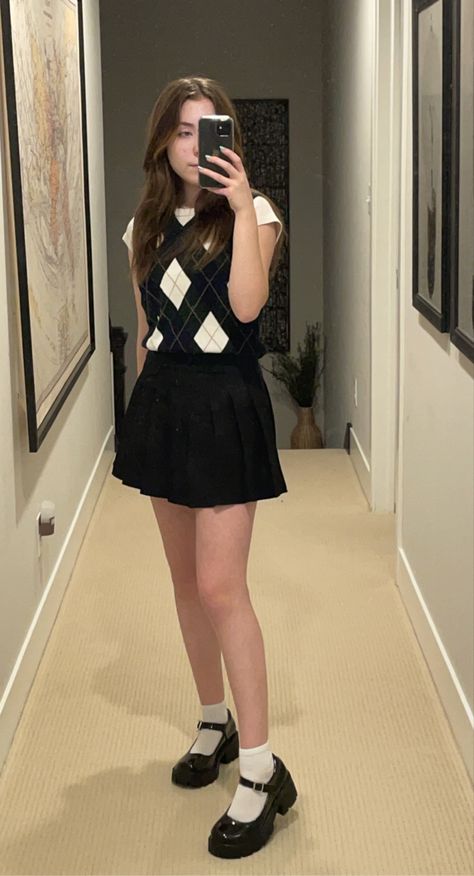 girl wearing an argyle sweater vest with a pleated skirt and platform mary jane shoes Outfits With Mary Janes, Mary Jane Outfit, Mary Jane Shoes Outfit, Estilo Preppy, Swaggy Outfits, Jane Shoes, Mode Inspo, Mary Jane Shoes, Teen Fashion Outfits