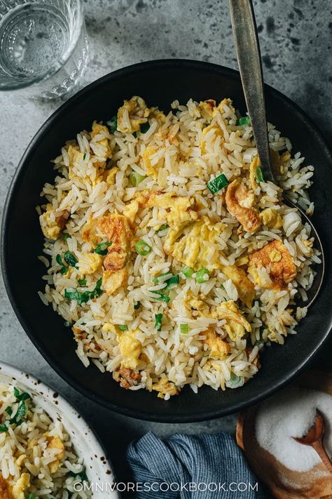 A super easy egg fried rice that you can prep and cook in 10 minutes, featuring tender eggs with crispy rice simply seasoned with scallions and salt. It is the perfect side dish for your Chinese dinner, or you can even serve it by itself as a light meal. {Vegetarian, Gluten-Free} Easy Egg Fried Rice, Asian Potluck, Meal Vegetarian, Rice Dishes Easy, Asian Noodle Dishes, Asian Dinner, Egg Rice, Chinese Dinner, Asian Side Dishes